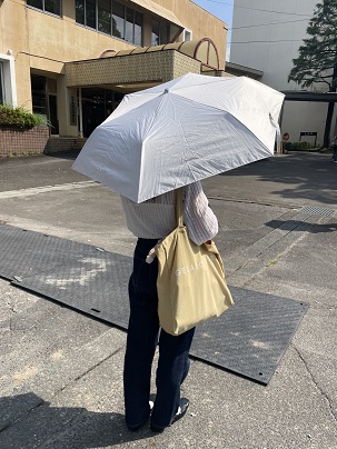 日傘をさしている女性