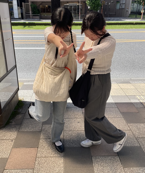 ピース姿