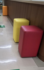 県短図書館の椅子6