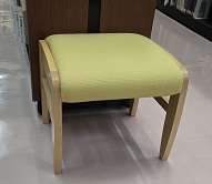 県短図書館の椅子5
