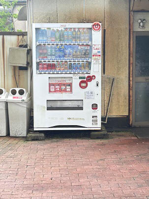 県短掲示板近くの自販機