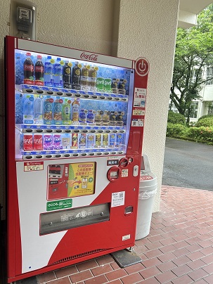 三号館前の自販機です