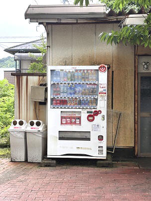 外に設置されている自販機