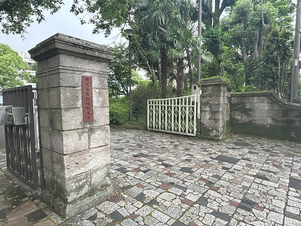鹿児島県立短期大学の正門